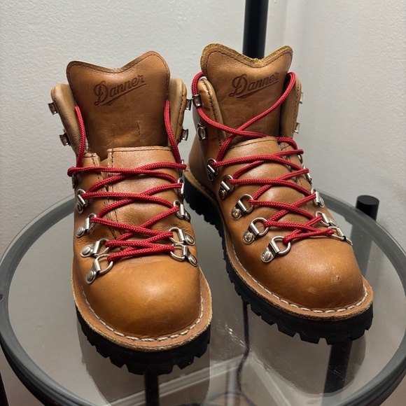 Danner Shoes - Danner Women’s Mountain Light Cascade 6